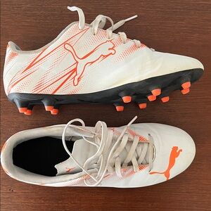 Puma “Attacanto” Soccer Cleats White and Orange Size 7.5